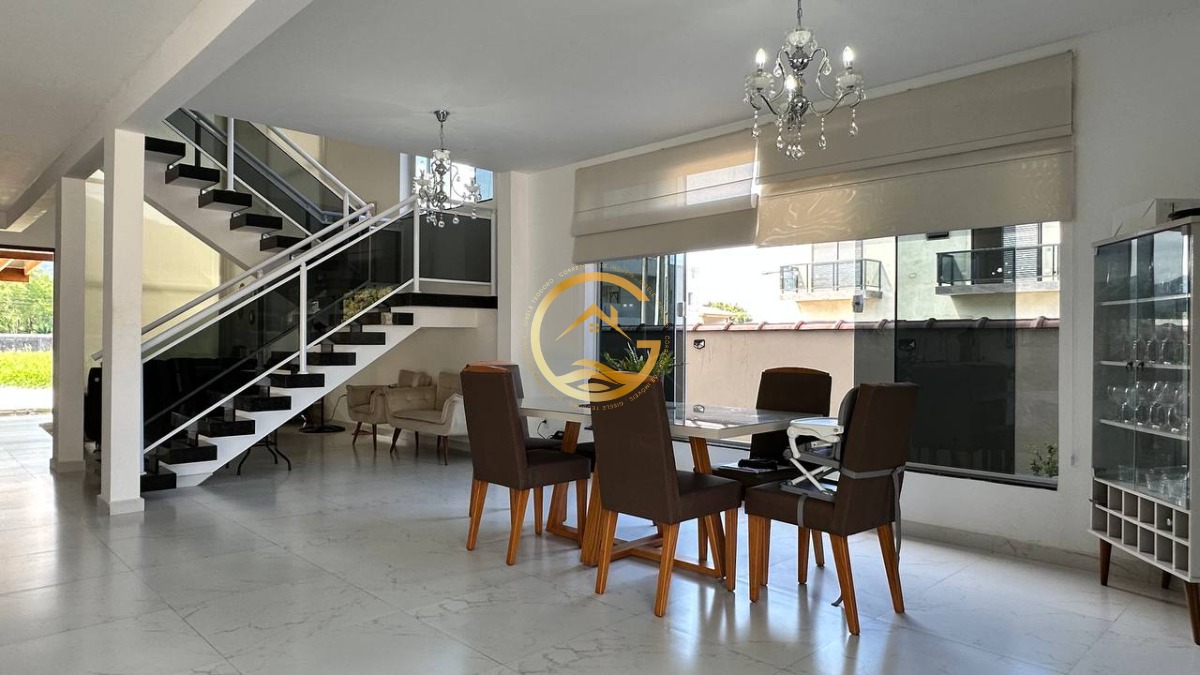 Casa à venda com 6 quartos, 270m² - Foto 14