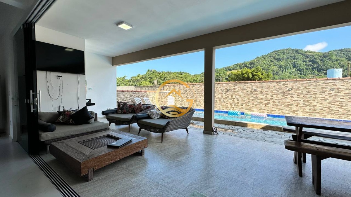 Casa à venda com 6 quartos, 270m² - Foto 1